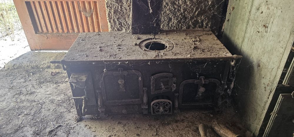 Fogão antigo de ferro  .