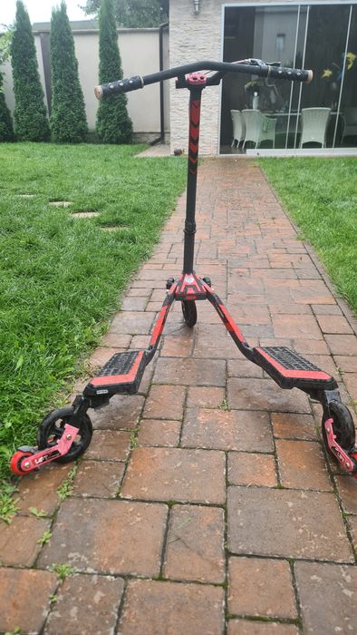 трюковой   инерционный трёхколёсный самокат фликерYvolution Fliker Lif