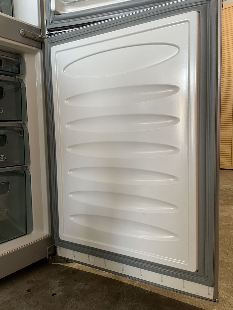 Frigorífico Jocel JC-270L avariado - para peças ou reparação