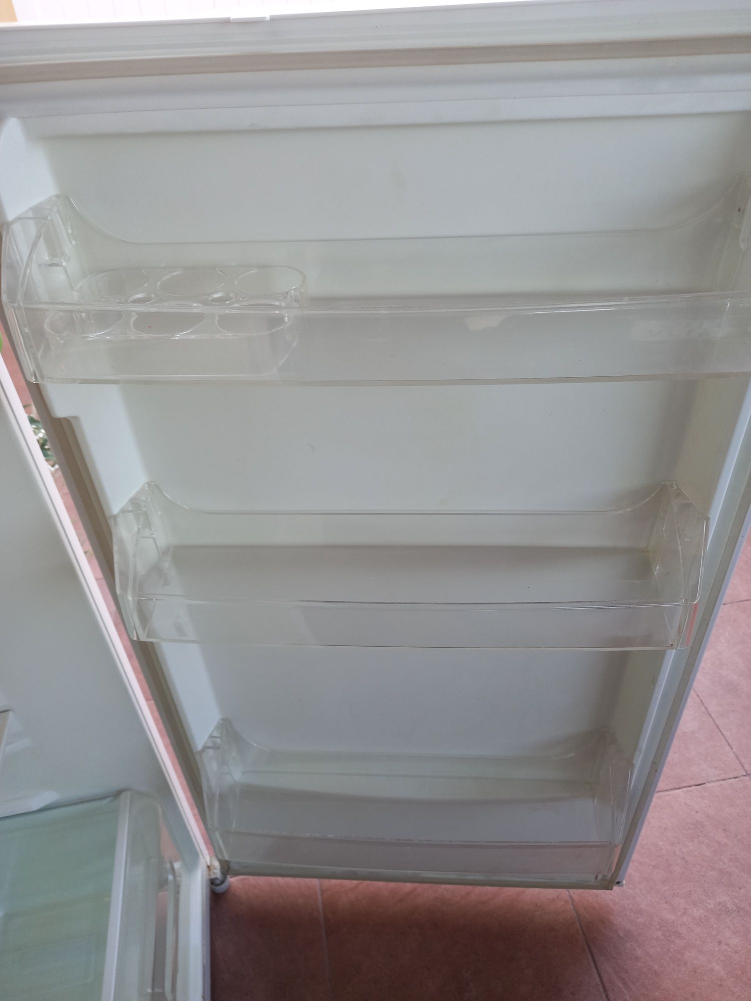 Frigorífico 2 portas (p/reparar ou peças)