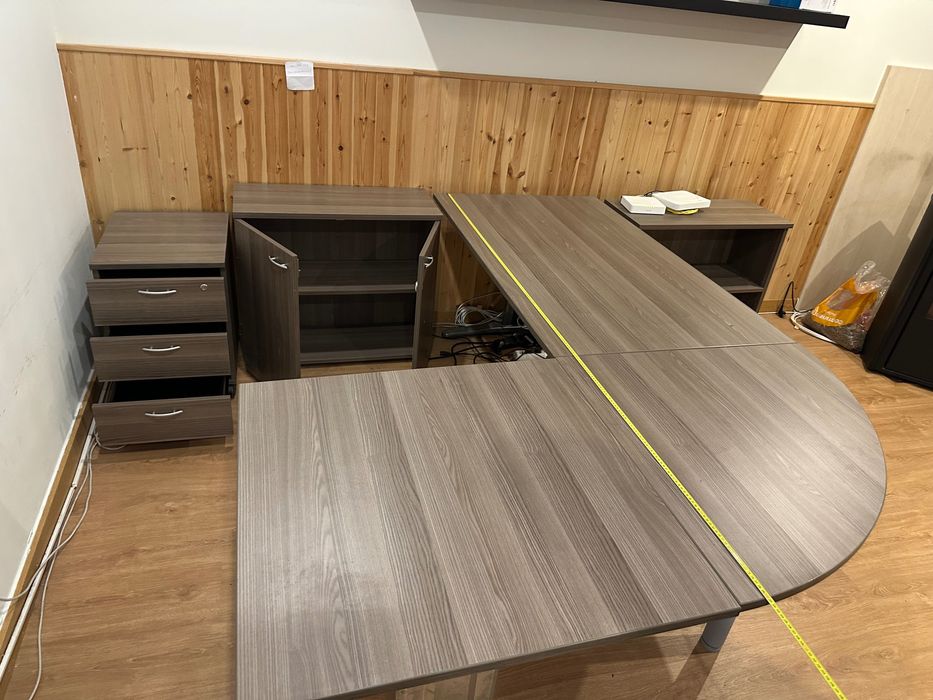 Conjunto de escritório - Secretaria, mesa e cadeiras, armarios