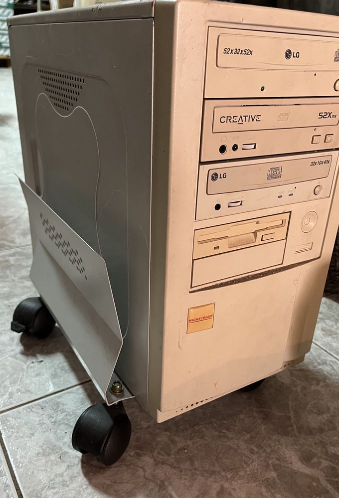 Suporte para torre de computador