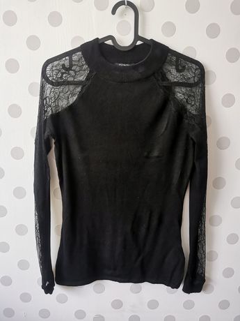 Czarny sweterek Orsay z koronkowymi rękawami