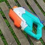 pistola de agua de marca Nerf