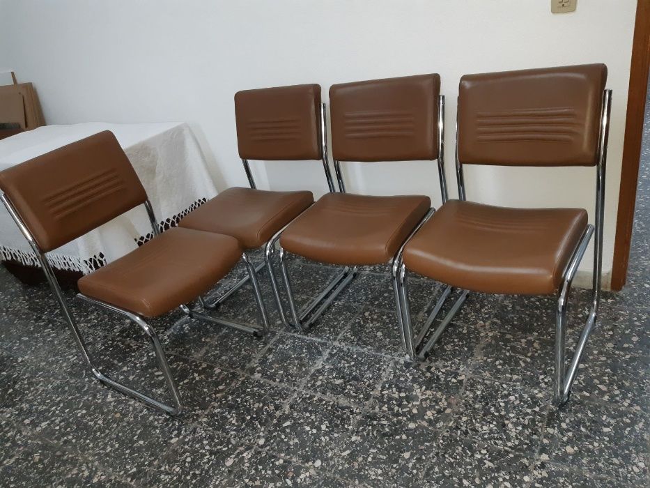 Conjunto de 4 Cadeiras em Pele Genuína e Pés Cromados-Novas