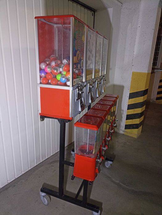 Automat do sprzedaży zabawek, pamiątek w kapsułach, piłek kauczukowych