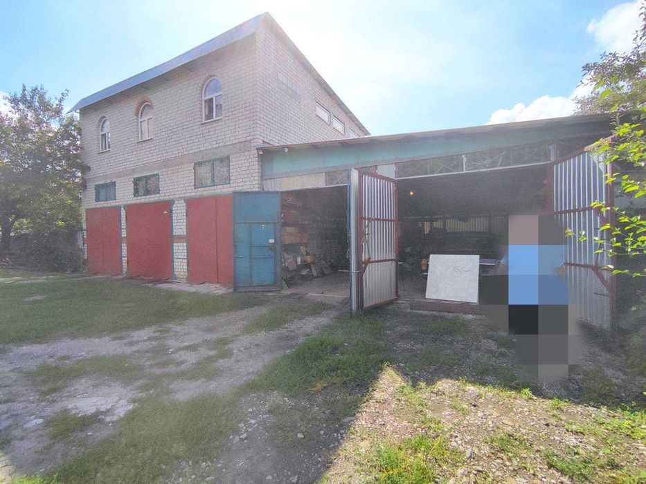 продам здание в центре Чугуева с 2 этажным жилым домом