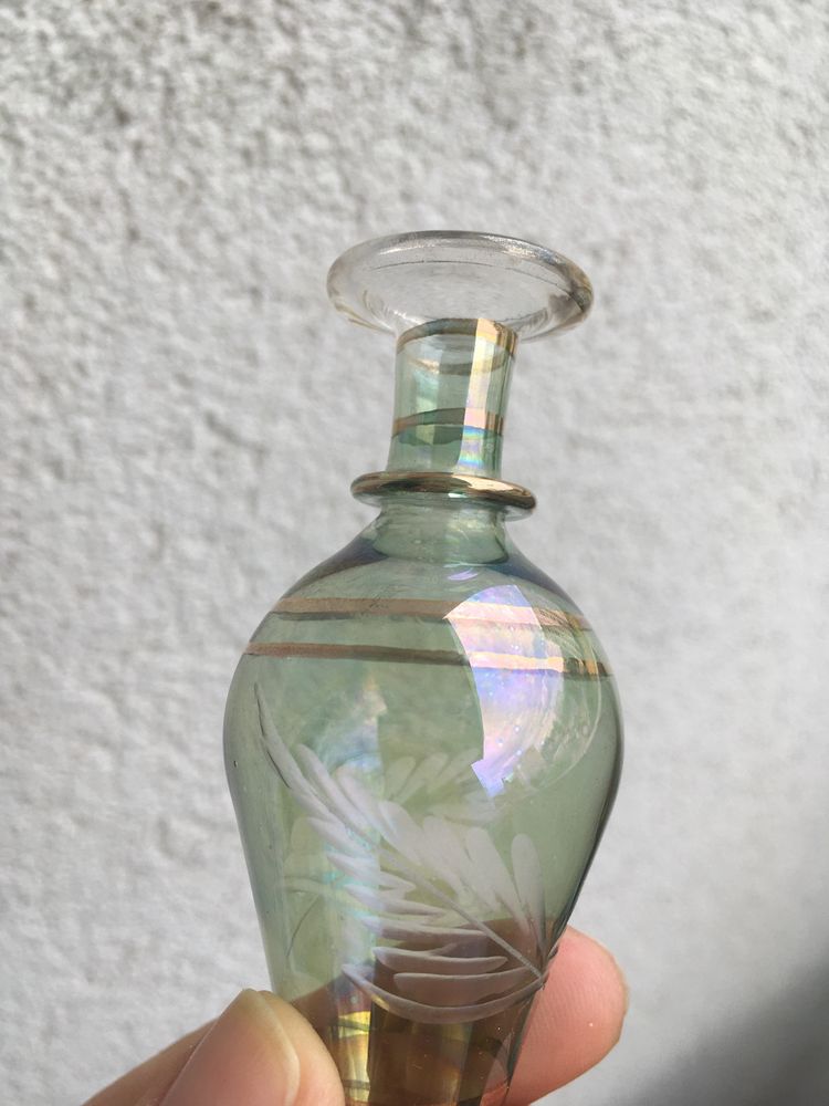 Stary flakon na perfumy fiolka szklana