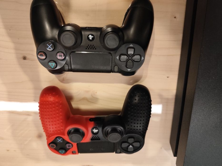 Ps4 konsola 500GB dwa pady cztery gry