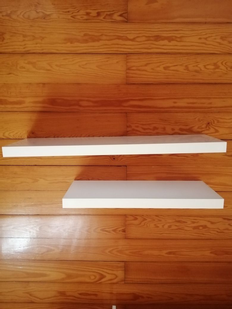 Duas prateleiras de parede suspensas, como novas!