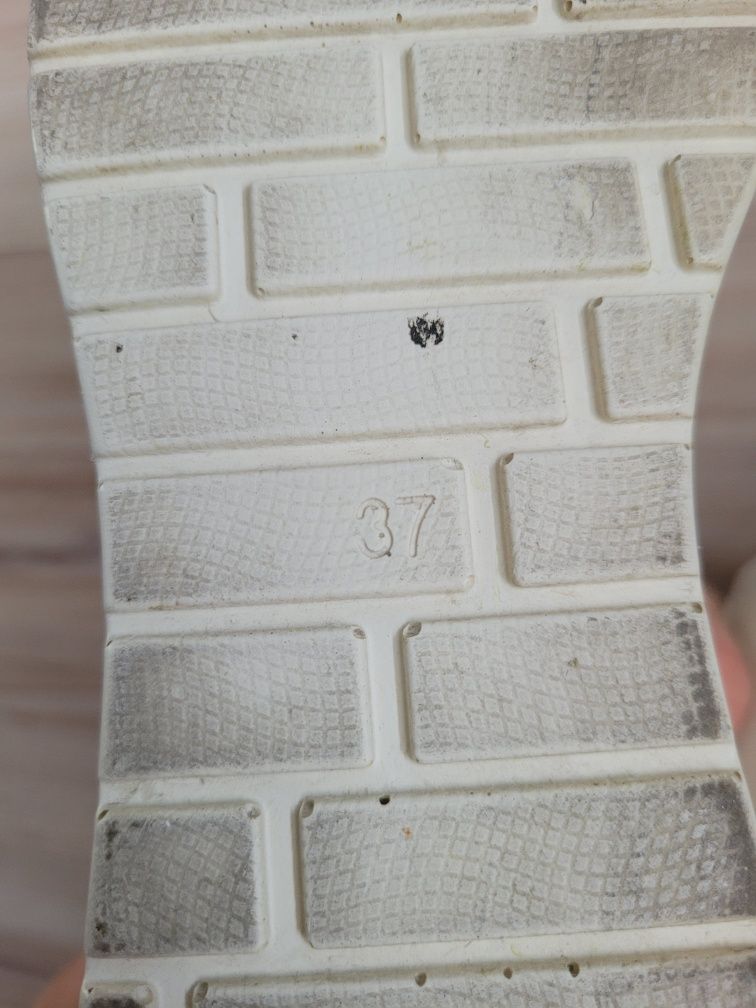 Beżowe sneakersy na koturnie