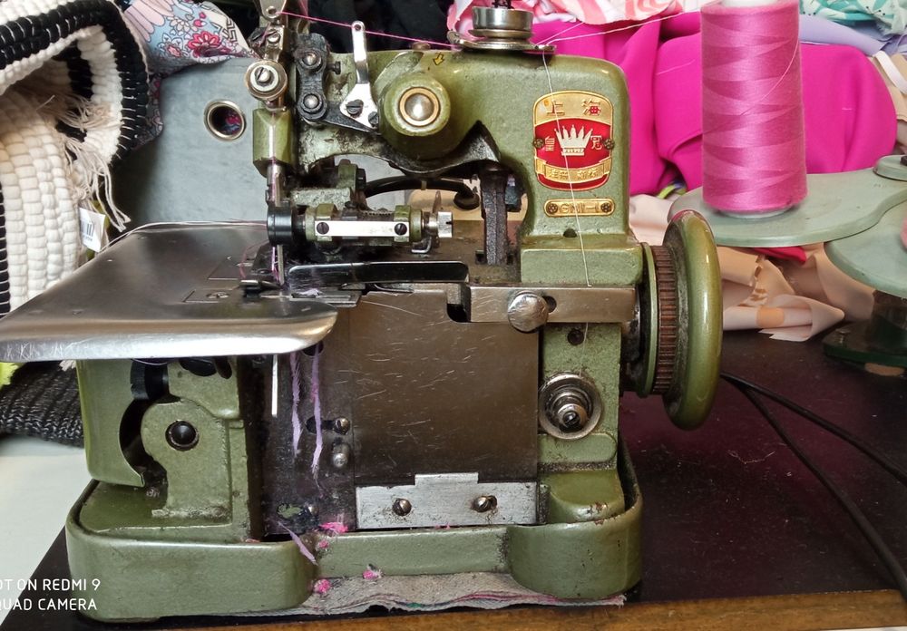 Overlock 3 nitkowy na prąd domowy,sprawny  gotowy do szycia..