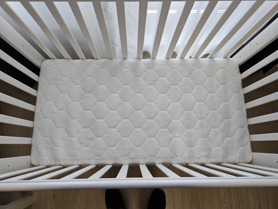 KLUPŚ Łóżeczko IWO białe z szufladą 120x60 plus materac Fiki Miki