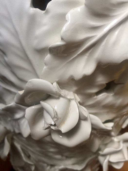 Jarrão porcelana com base de madeira trabalhada