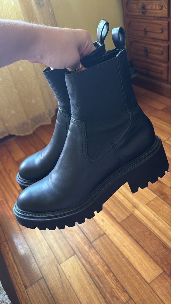 Botins / Botas rasos em preto Stradivarius