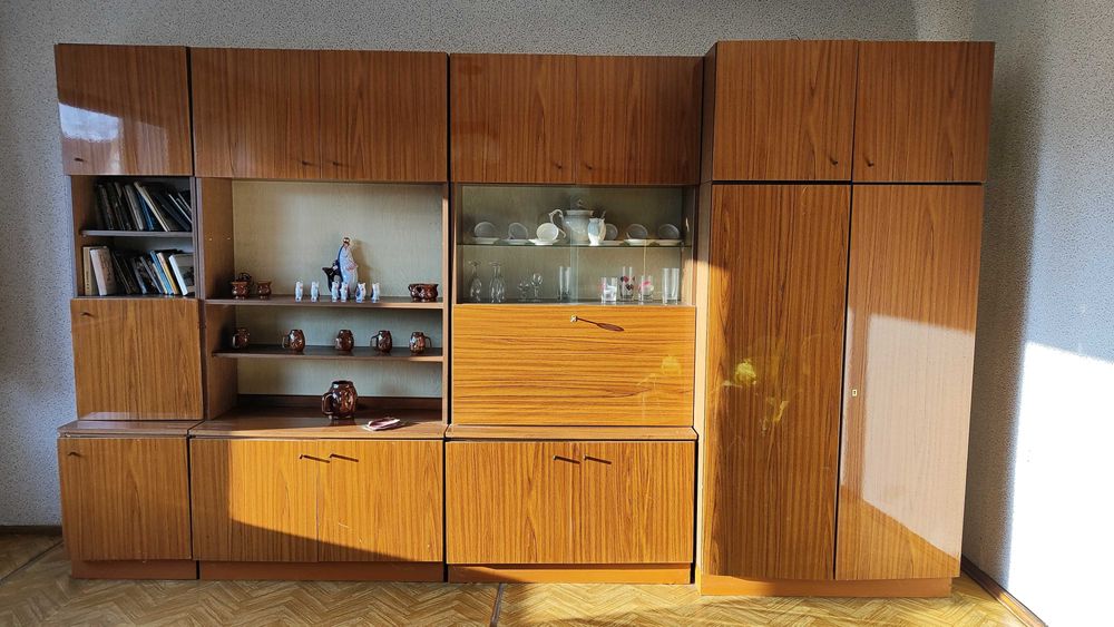 Meblościanka z PRL – pojemna, klasyczny design vintage