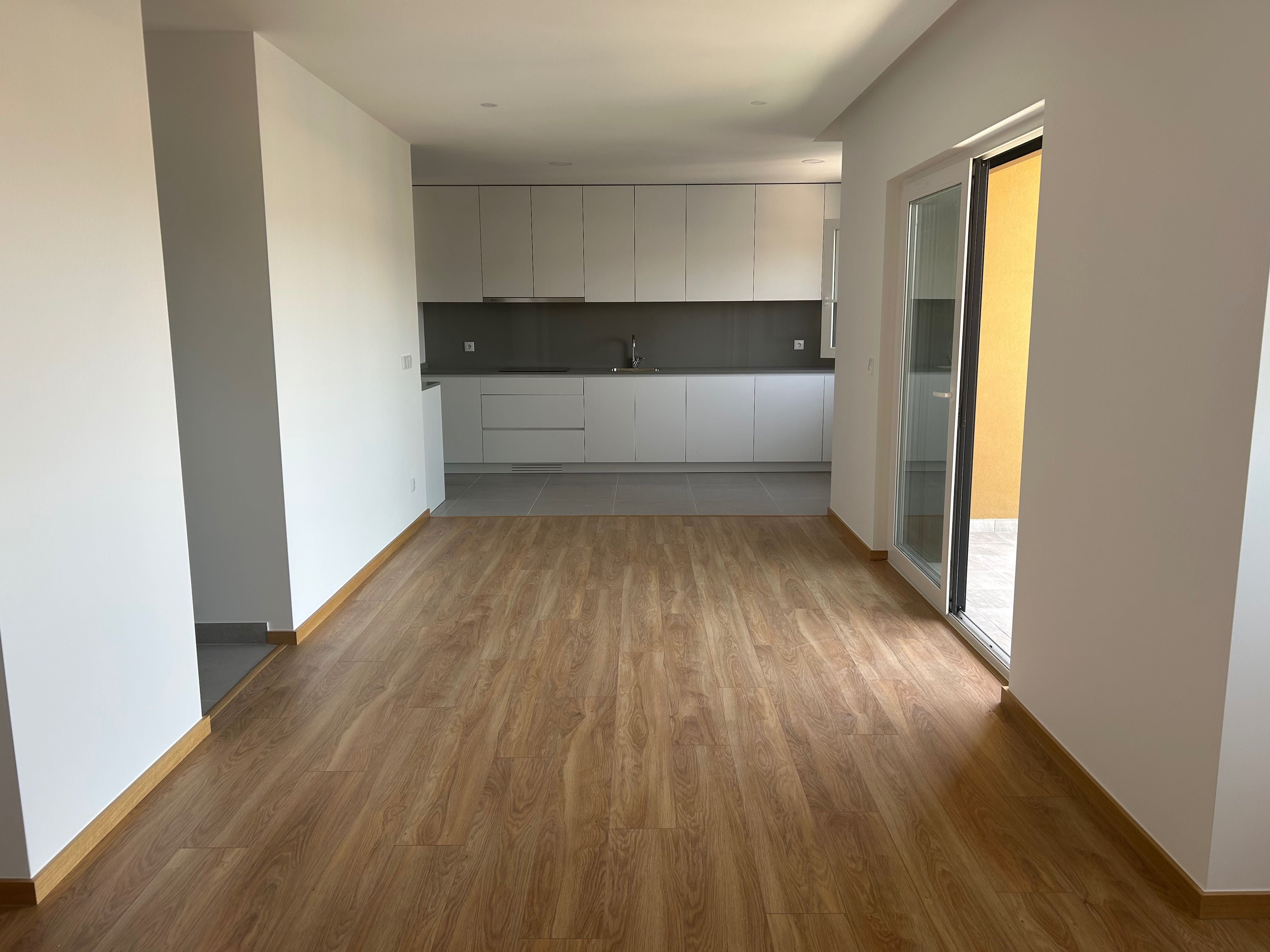 Alugo apartamento Novo com garagem junto à estação de Nine