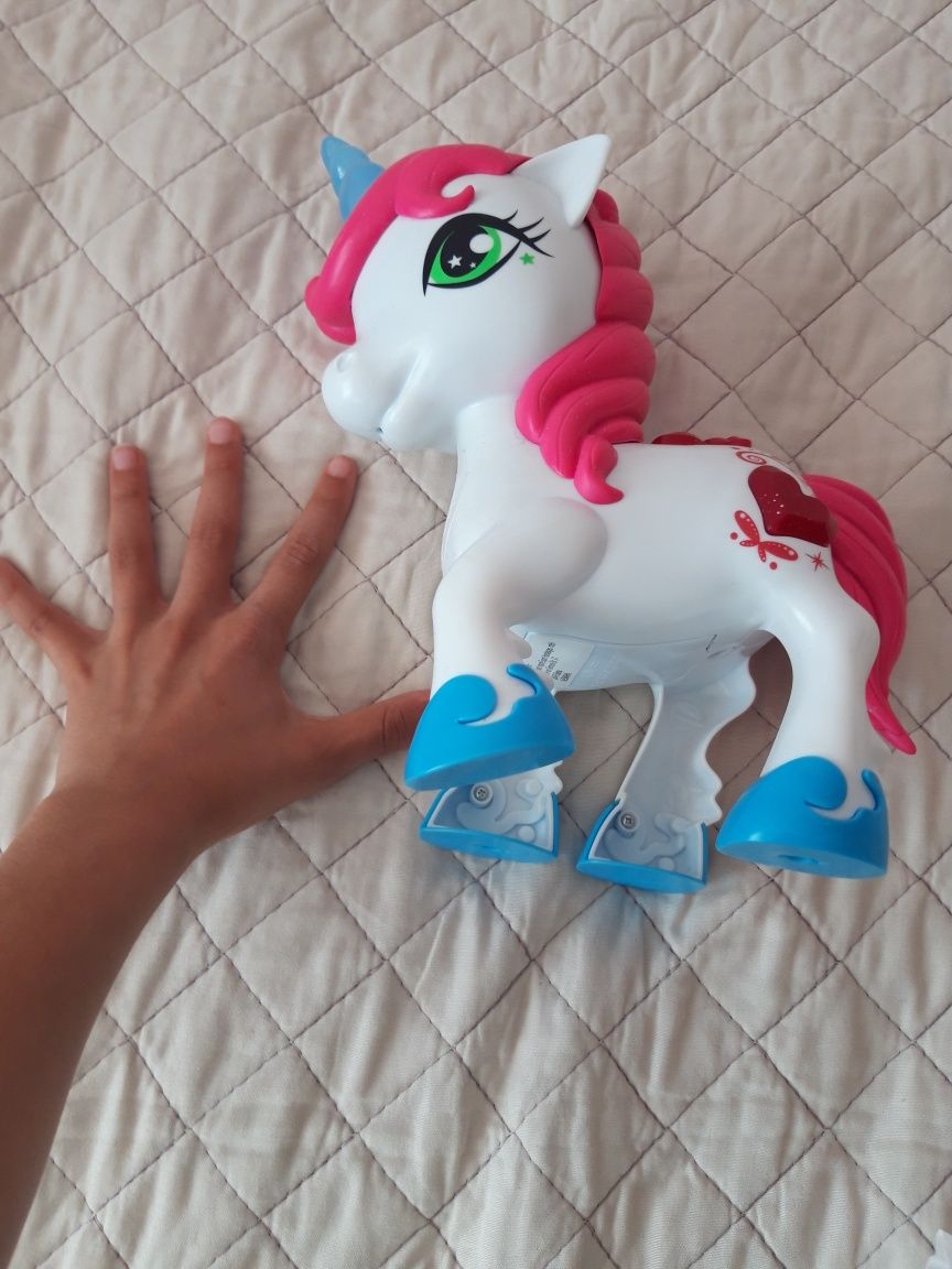 Brinquedo unicórnio imitador