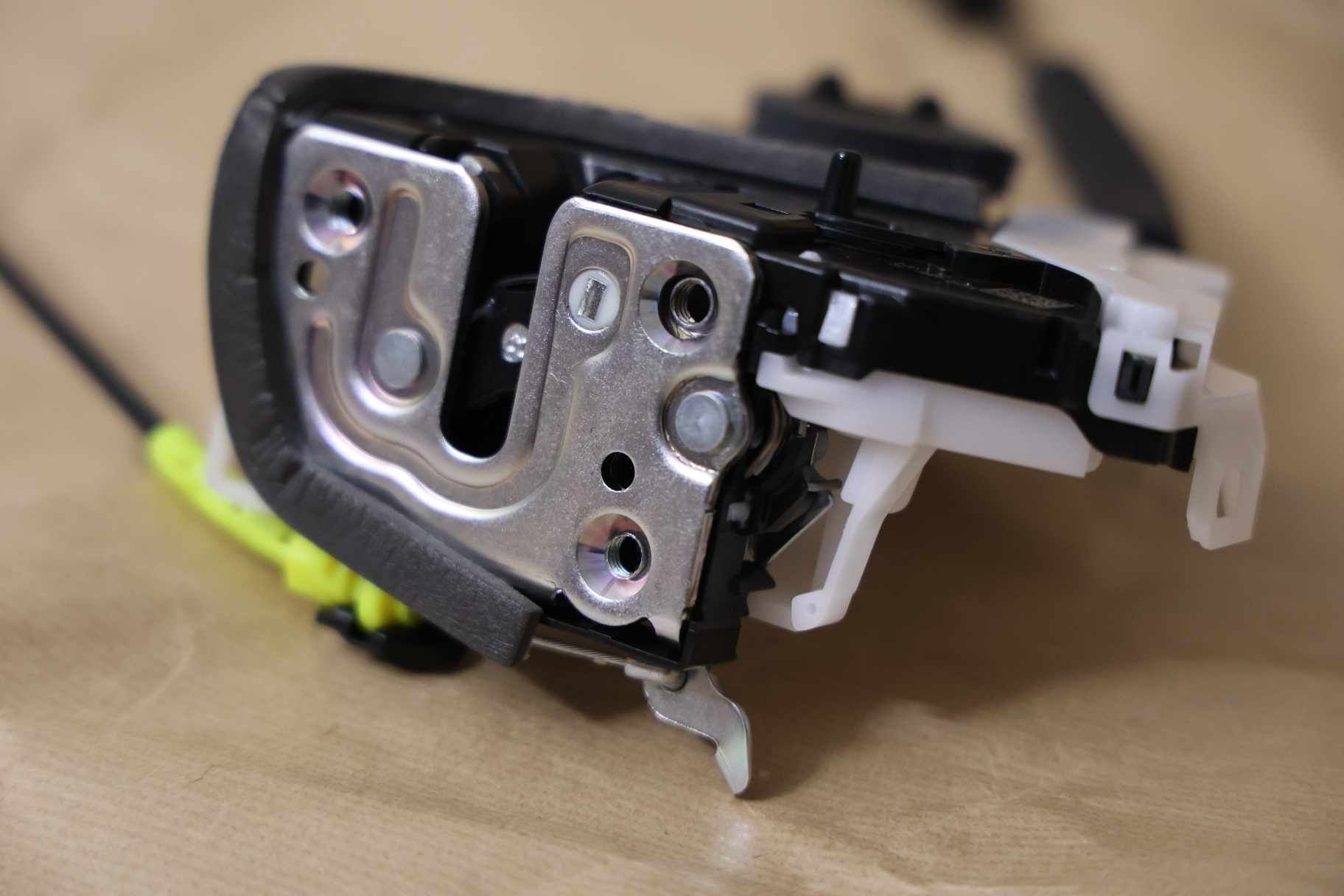 Fechadura porta trás esquerda NOVA de origem Nissan juke II f16