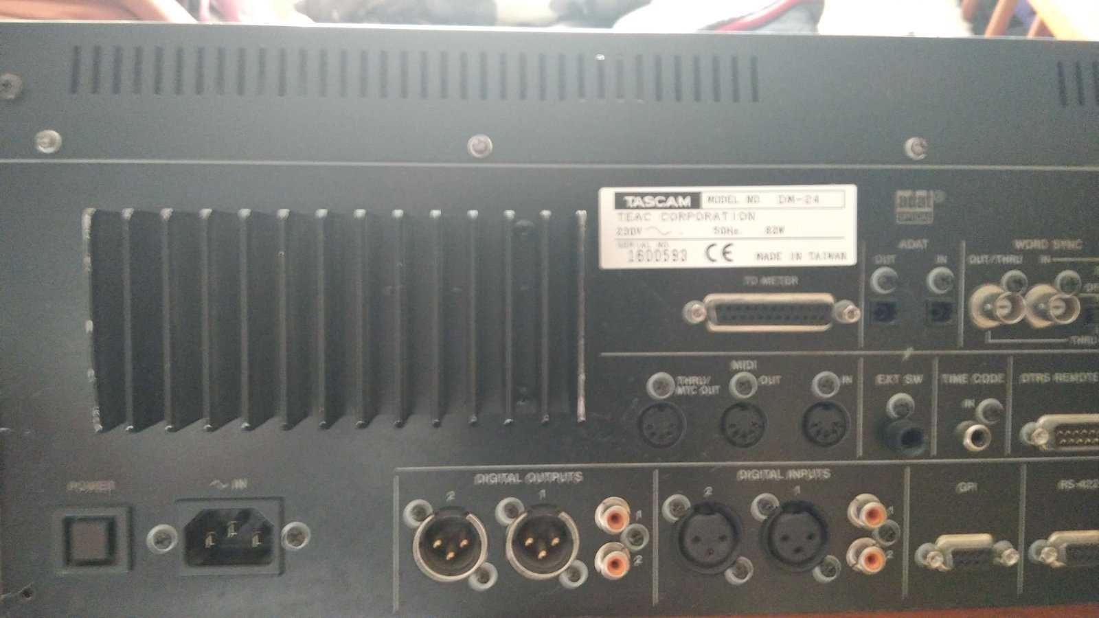 Tascam DM-24 цифровий мікшерний пульт