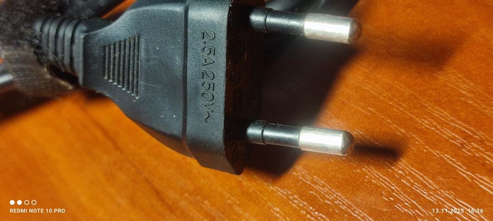 Зарядка ноута Asus   Input: AC 100 - 240V, 50 - 60Hz, 1.0 A Input: 19V