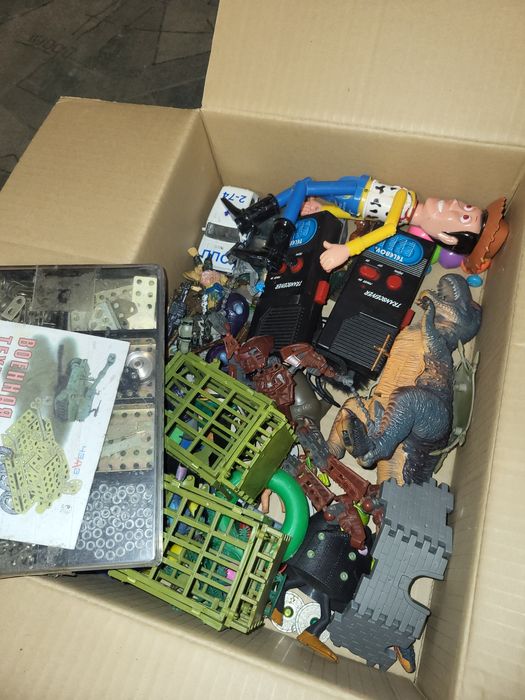 Игрушки коробка разные