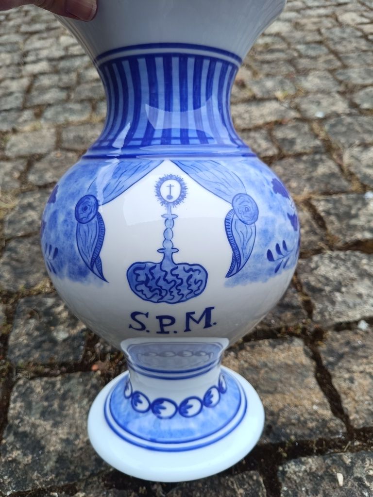 Antiga jarra pintada a mão e numerada