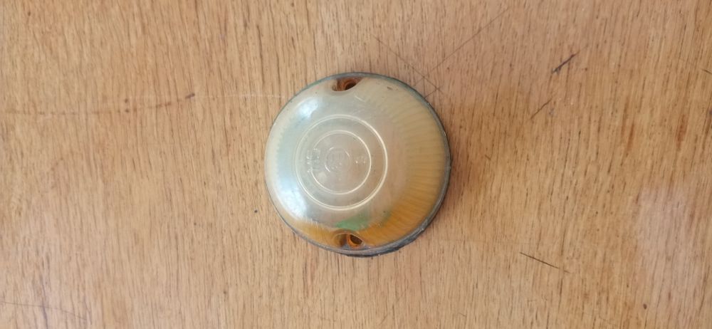 Скло (жовте) поворотника.