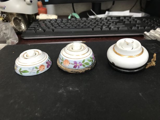 Campainhas de botão antigas em porcelana