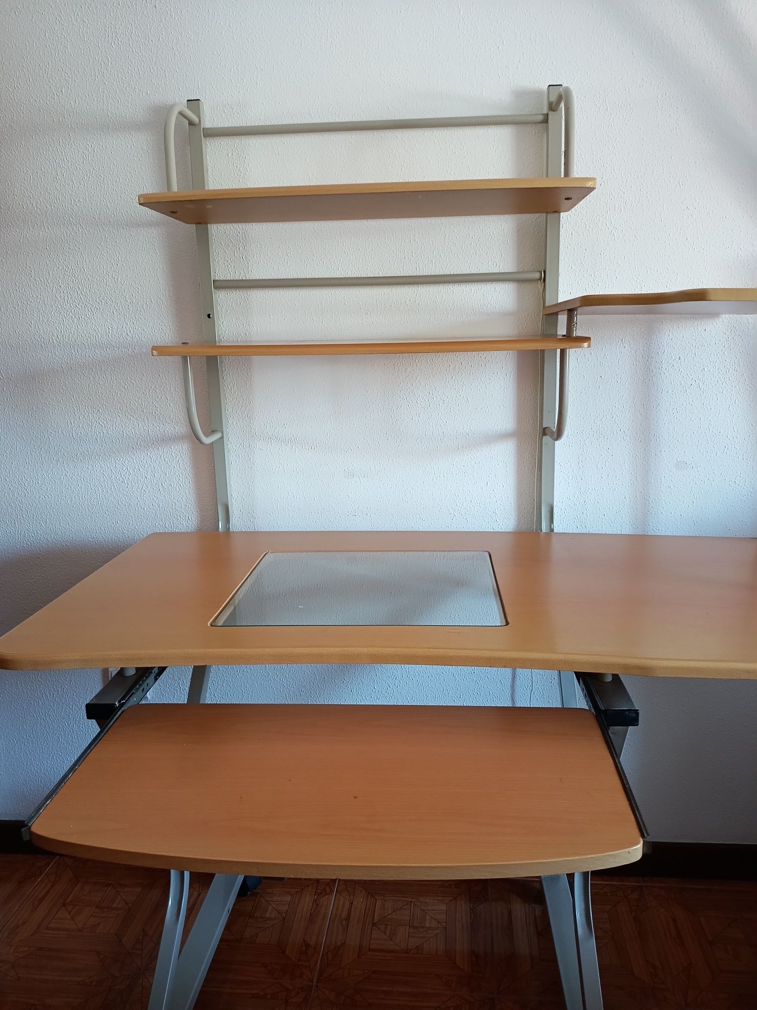Secretaria com estantes