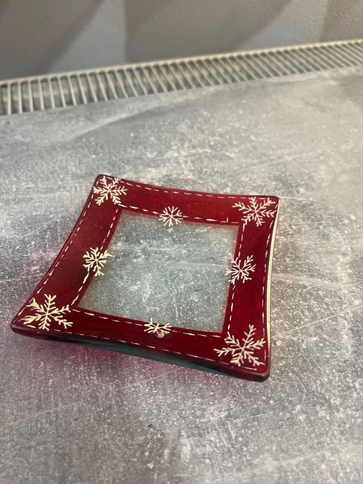 Talerz / podstawka świąteczna czerwona w śnieżynki