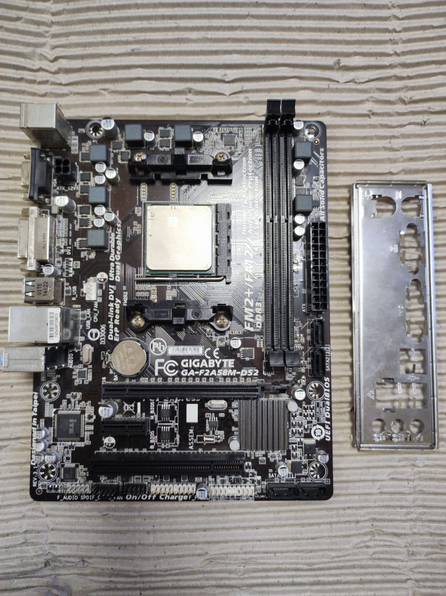 SALE! Материнська плата Gigabyte GA-F2A58M-DS2 + CPU A4-4000 FM2/FM2+
