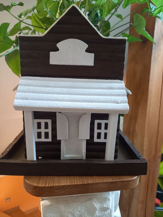 Domek ogrodowy dla owadów lub ozdobny