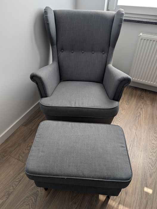 Fotel uszak IKEA Strandmon z podnóżkiem stan idealny, ciemnoszary
