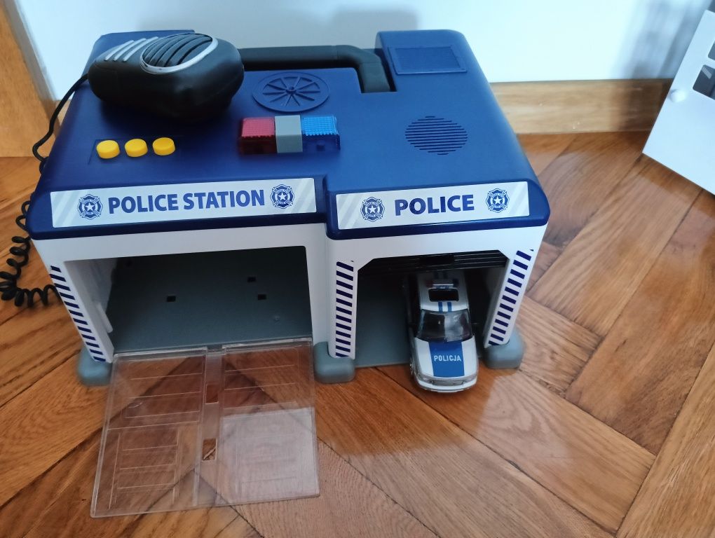 Dickie Toys   Stacja Baza Policyjna z garażem