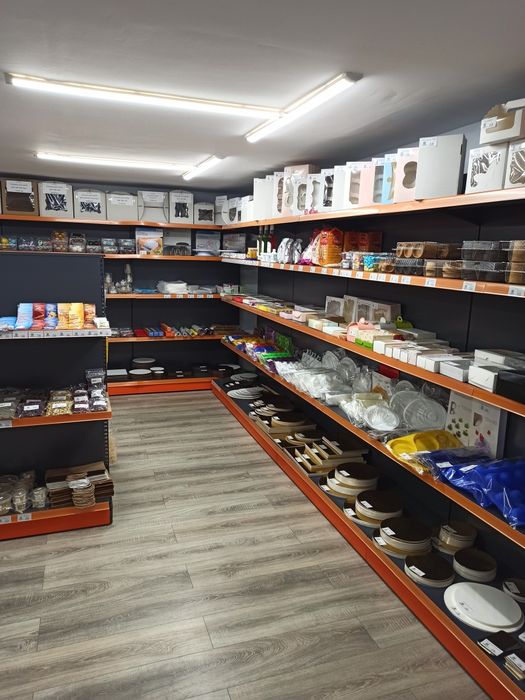 Стелажі пристіні та острівні, перфоровані та з полицями, гачки.