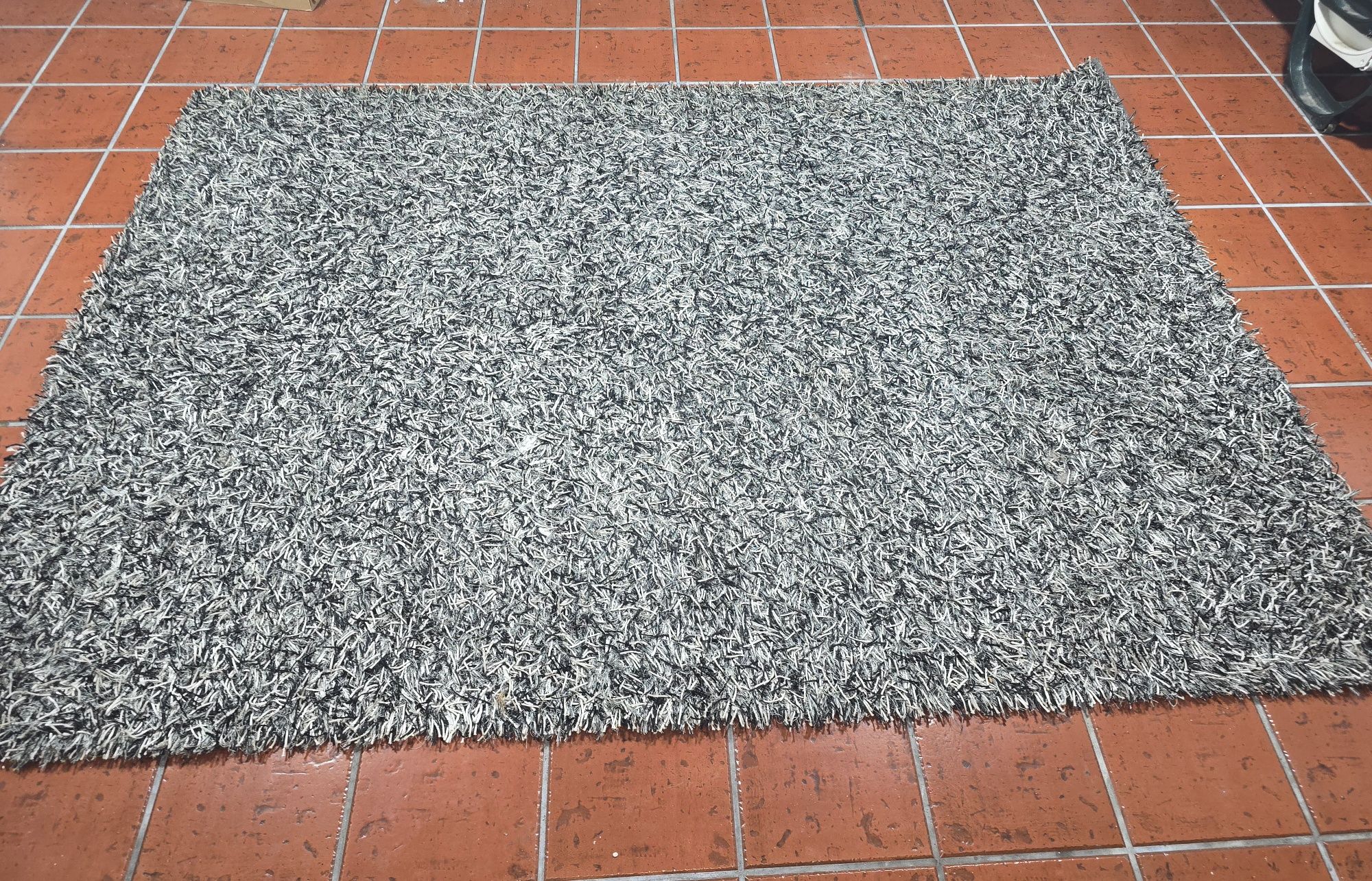 Carpetes, prete e branca