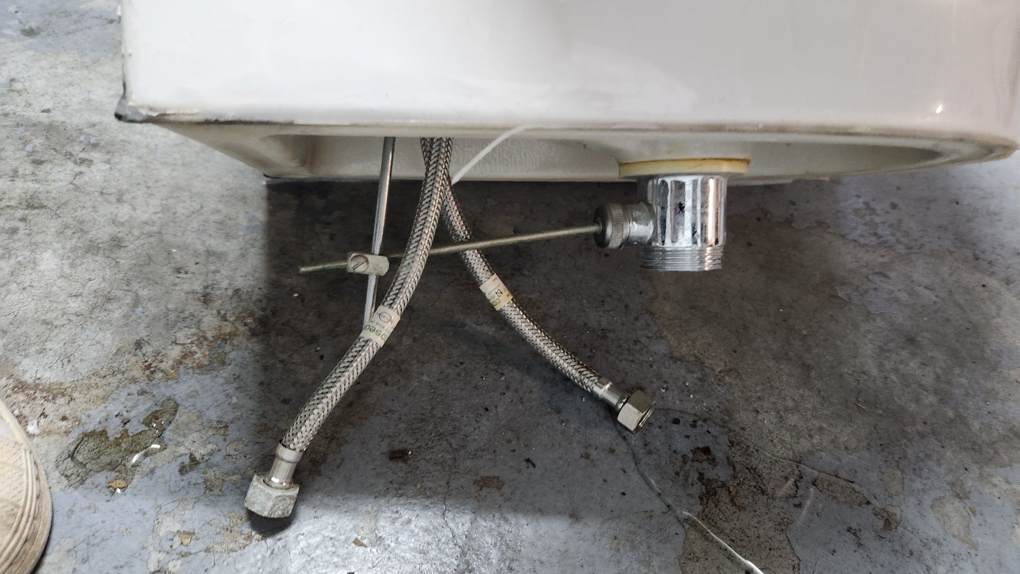 Lavatório para casa de banho branco com torneira misturadora