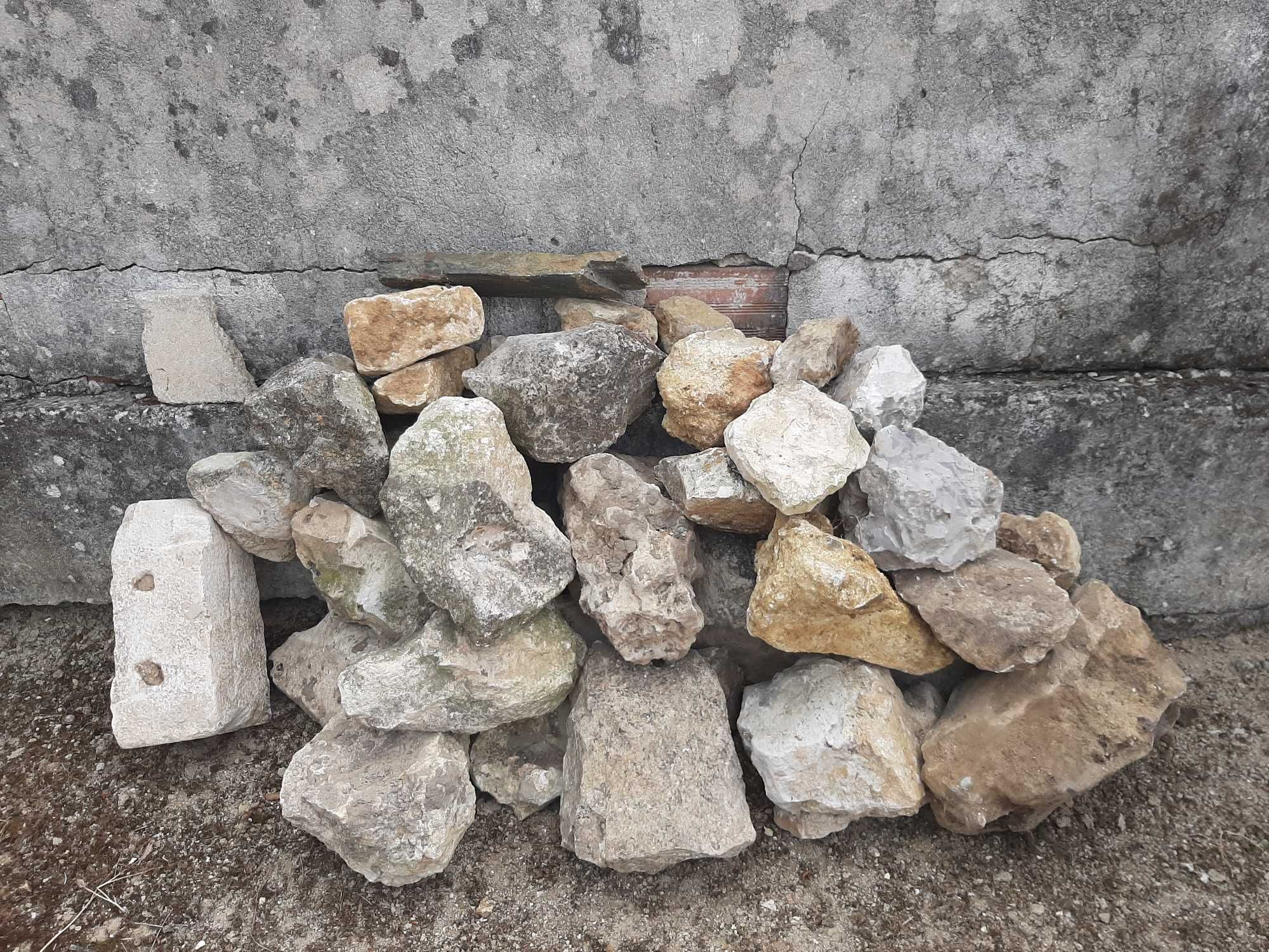 Pedras calçada Basalto Cubos e outras conforme fotos.