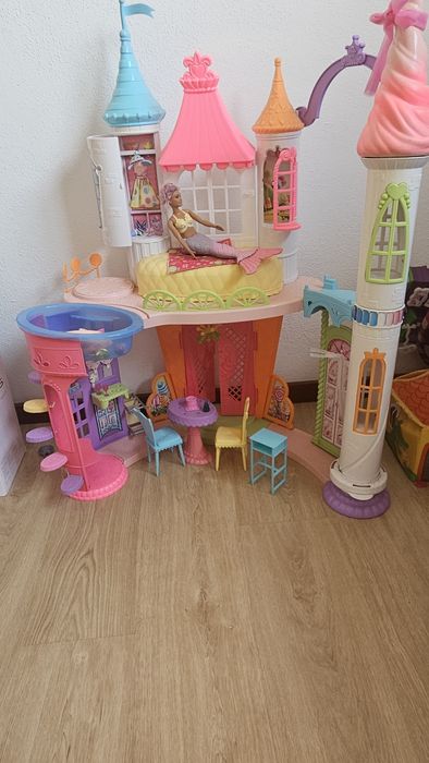 Castelo Barbie, em perfeitas condições.