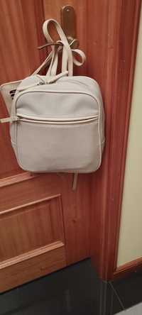 Mochila beje com carteira de documentos