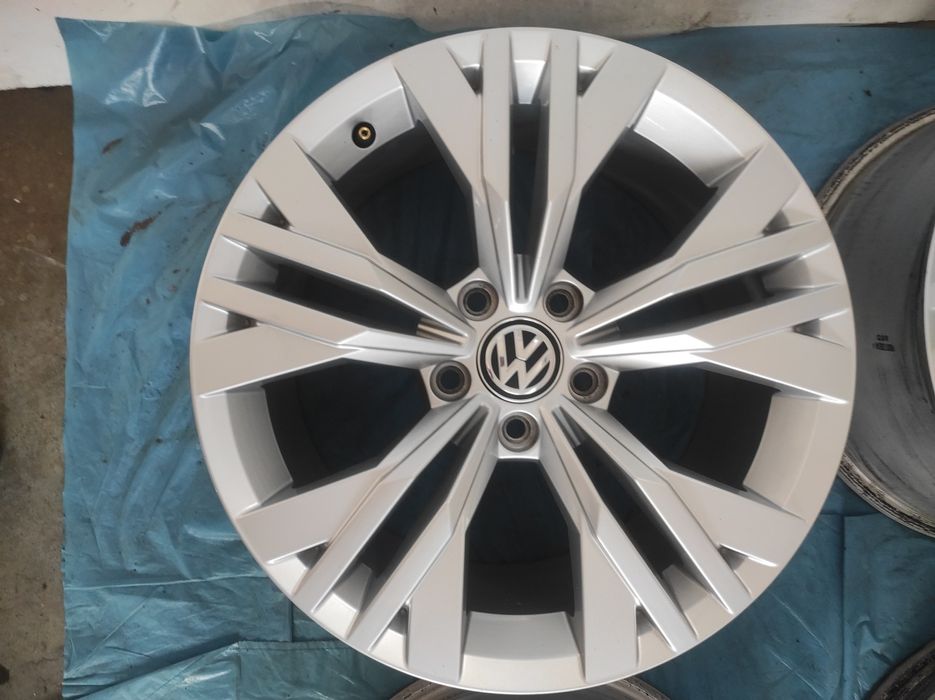 617 Felgi aluminiowe ORYGINAŁ VOLKSWAGEN R 17 5x112 otwór 57,1 B. Ładn