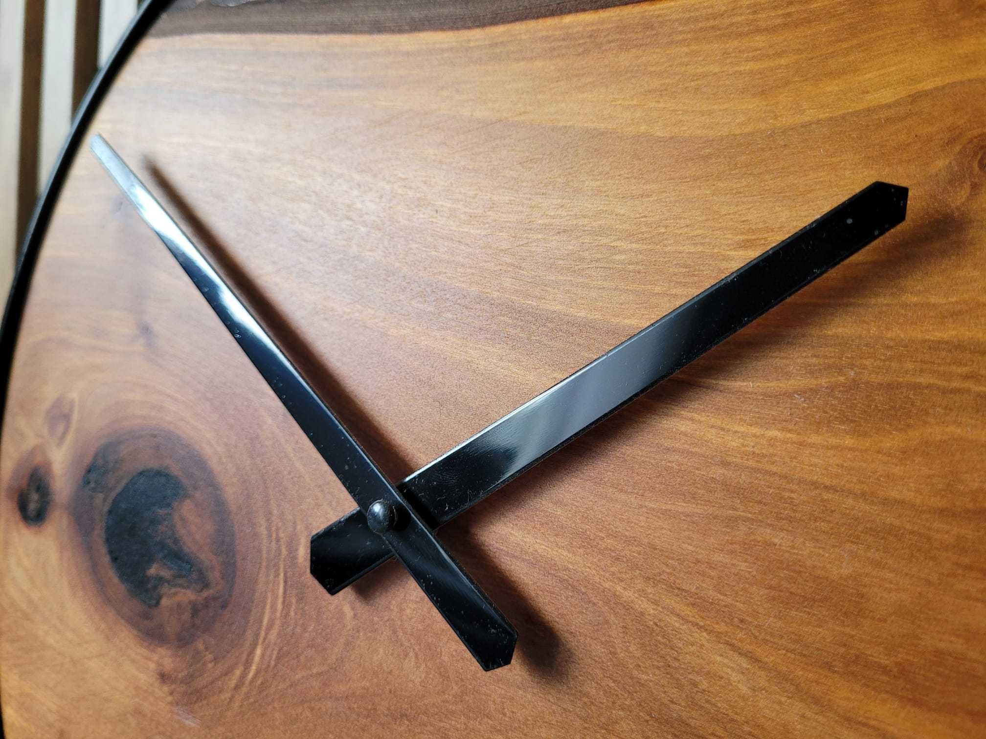 Drewniany zegar w metalowej obręczy w stylu loft - orzech włoski, 40cm