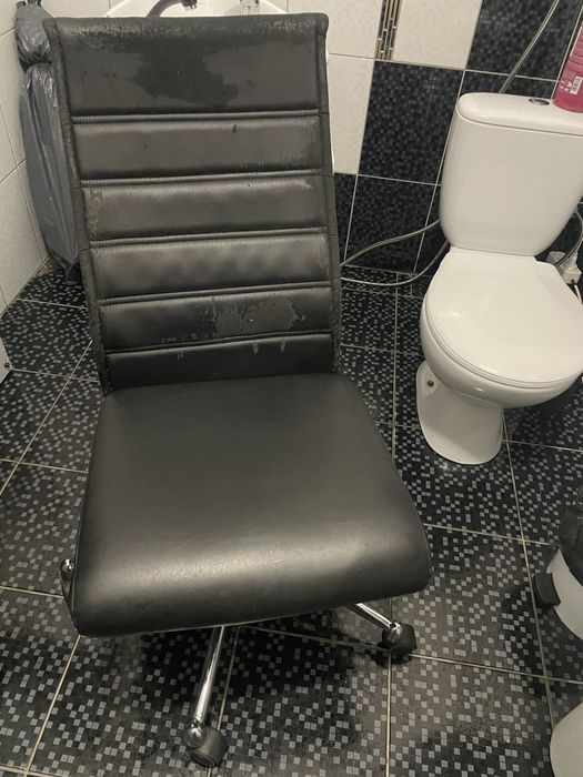 Крісло з дефектом ,верх потрібно перешити