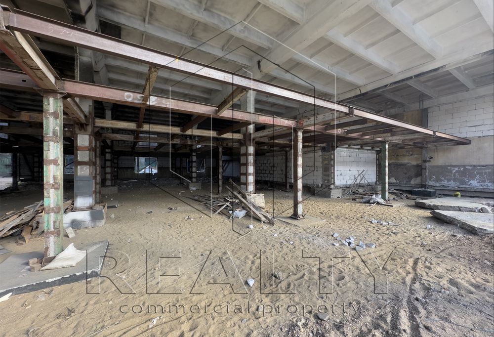 Фасадное помещение 1700 м² с парковкой – идеально для супермаркета