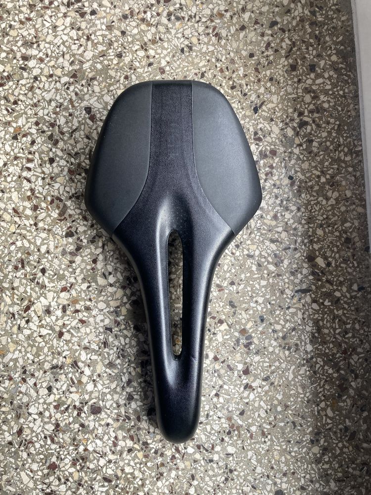 Fizik Luce R5 regular 142 mm. Siodełko damskie szosowe.