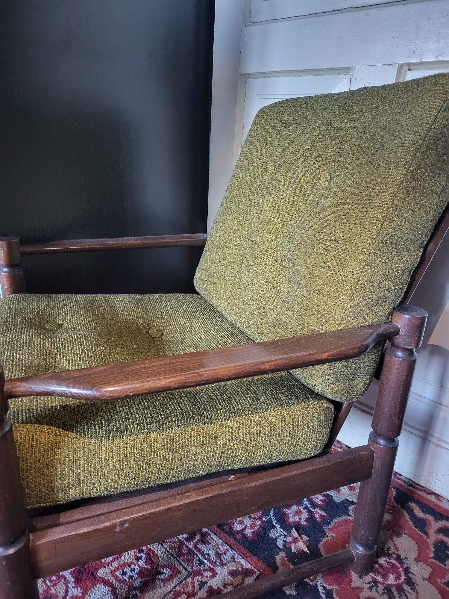 Fotel vintage PRL z zieloną tapicerką – retro drewno
