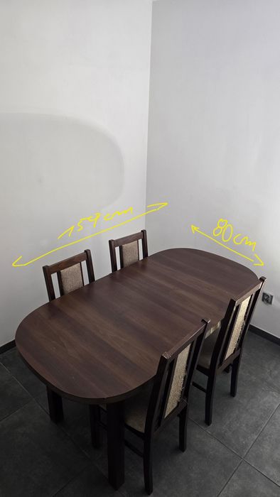 Stół z krzesłami do odświeżenia