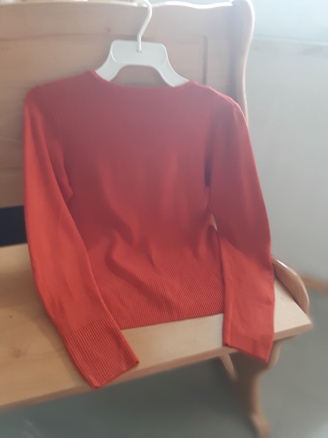 Bluzka,sweter,38, kolor ceglasty z oryginalną ozdobą.