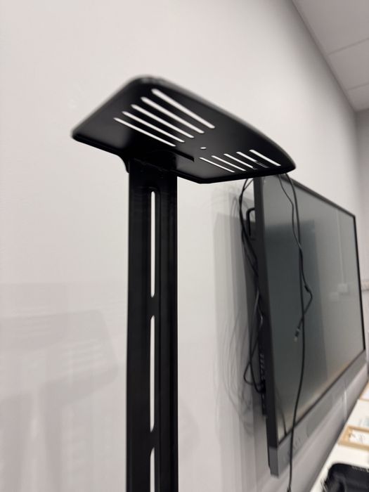 Stojak ma tablice multimedialna